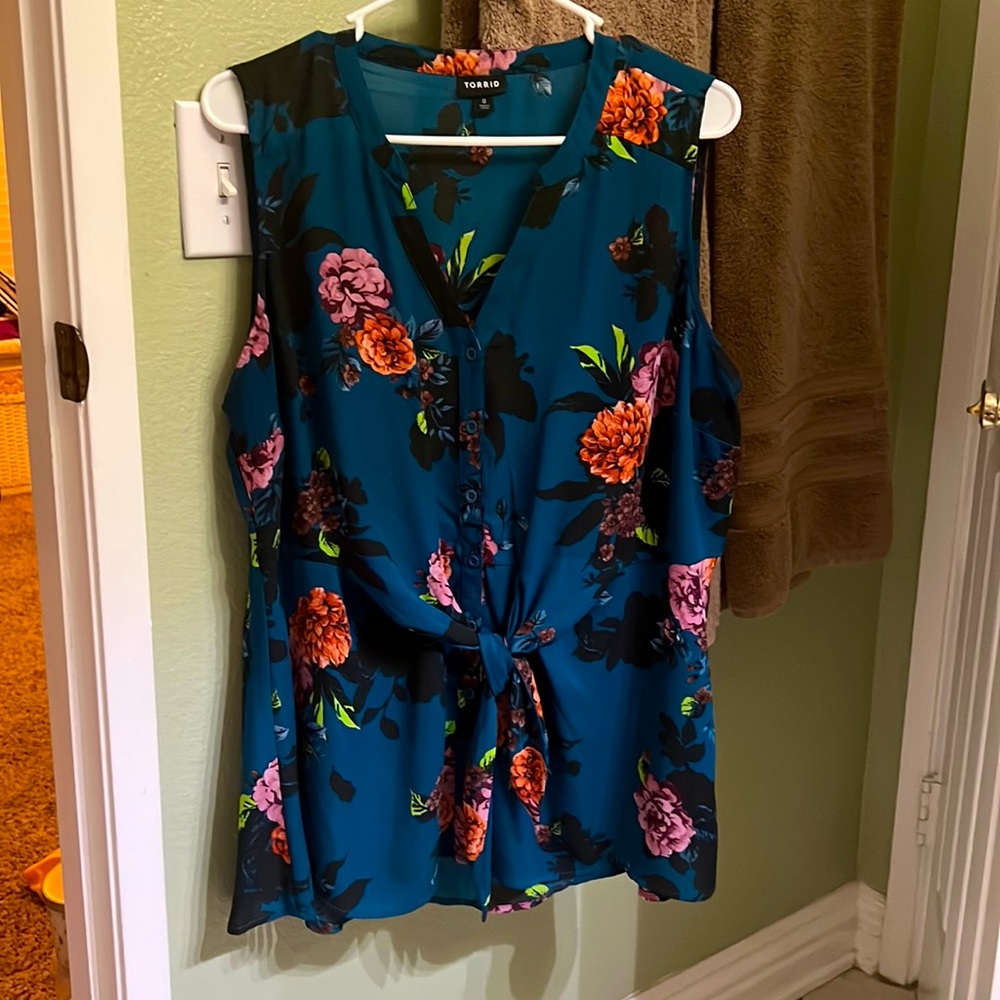 Torrid size 0 (12-14) sleeveless blouse with tie